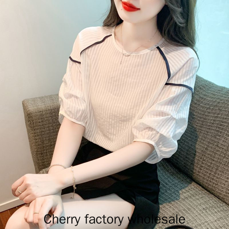 แฟชั่นผู้หญิงสไตล์ใหม่สีขาวสีฟ้าลายลําลองแขนสั้นเสื้อยืดเสื้อผ้าชั้นนําของผู้หญิง