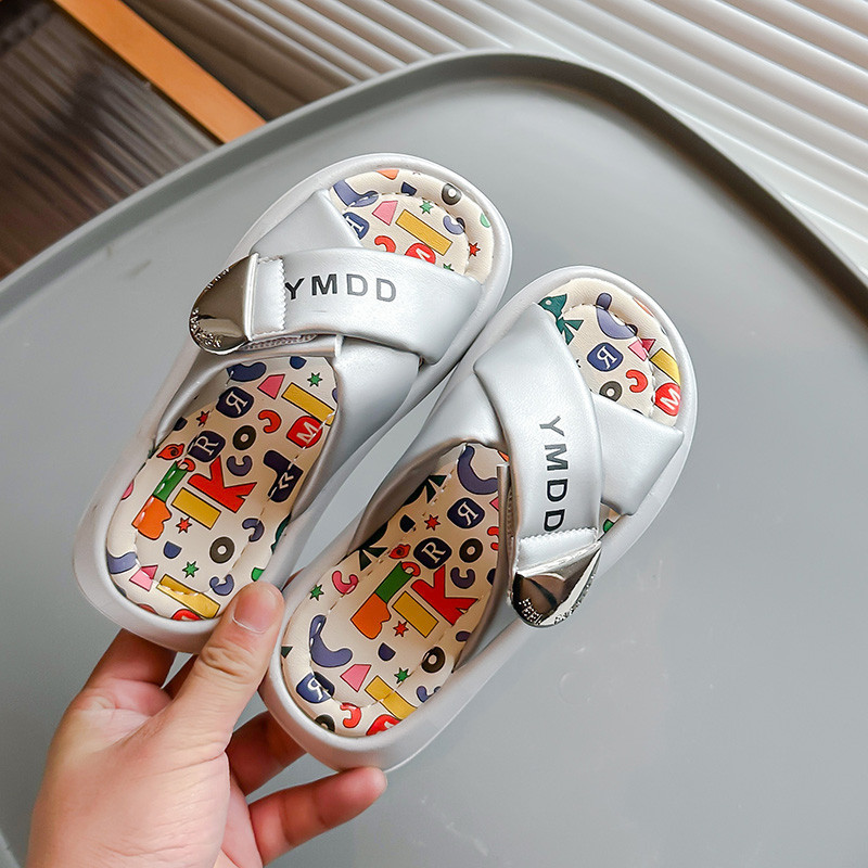 อินเทรนด์ All-match Girls Cross Strap รองเท้าแตะหนังนุ่มสีจับคู่เปิดนิ้วเท้านุ่มสบายรองเท้าเด็ก 3-16 ปี
