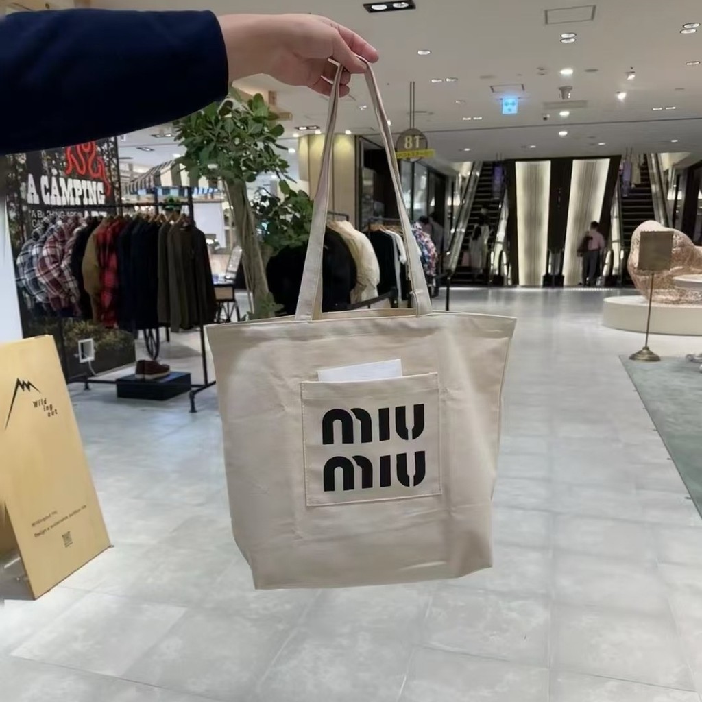 อิตาลี Limited Edition Miu กระเป๋าผ้าใบกระเป๋าช้อปปิ้งกระเป๋าสะพายกระเป๋าถือความจุขนาดใหญ่ Tote Bag