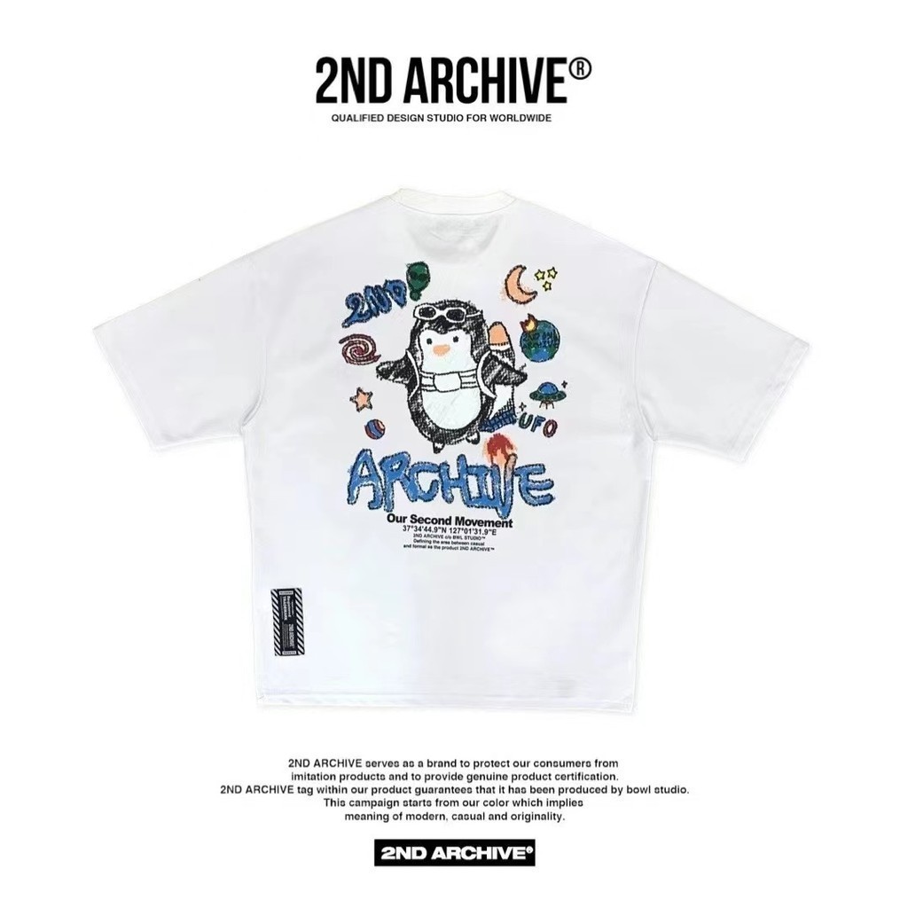 ใหม่ ((คลังสินค้าพร้อมสไตล์ใหม่) 2nd ARCHIVE ผู้ชายผู้หญิงสไตล์เดียวกัน Penguin พิมพ์หลวมแขนสั้นผ้าฝ