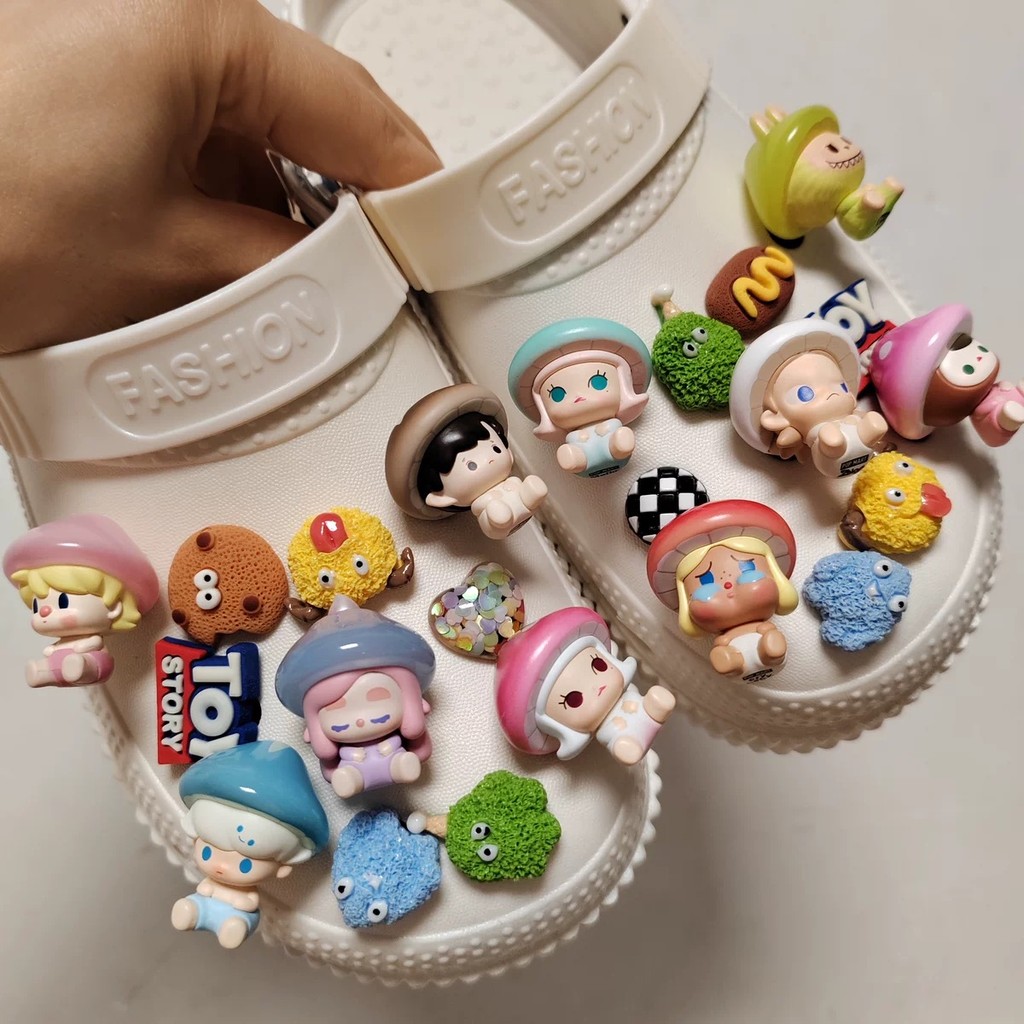 Pop Mart ของแท้ Hole รองเท้าหัวเข็มขัดกระเป๋าหัวเข็มขัด DIY อุปกรณ์เสริมเห็ด Elf Series ตุ๊กตาน่ารักตุ๊กตาตกแต่ง Handmade รองเท้าดอกไม้ที่ถอดออกได้