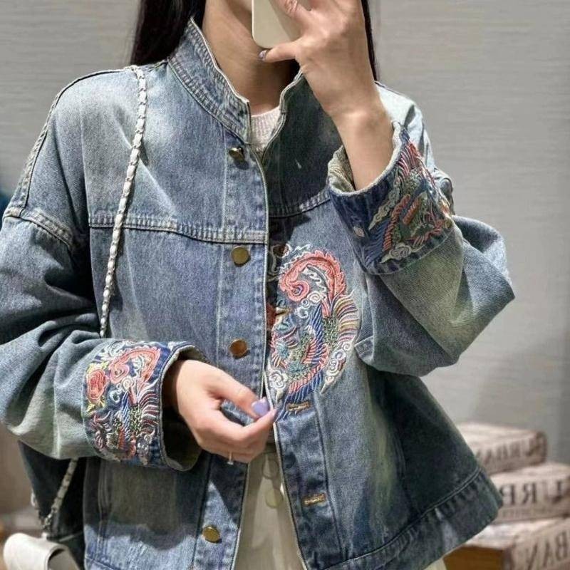 อุตสาหกรรมหนักปักแจ็คเก็ตยีนส์ผู้หญิง 2024 ฤดูใบไม้ผลิฤดูใบไม้ร่วงสไตล์ใหม่คอตั้งเสื้อแจ็คเก็ตสั้นสไตล์จีนด้านบน