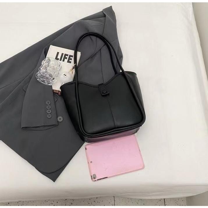 【พร้อมส่ง】miss bag fashion กระเป๋าสะพาย ดีไซน์ไม่ซ้ำใคร ทันสมัย เหมาะสำหรับกลุ่มแฟชั่นใหม่ในปี 2024
