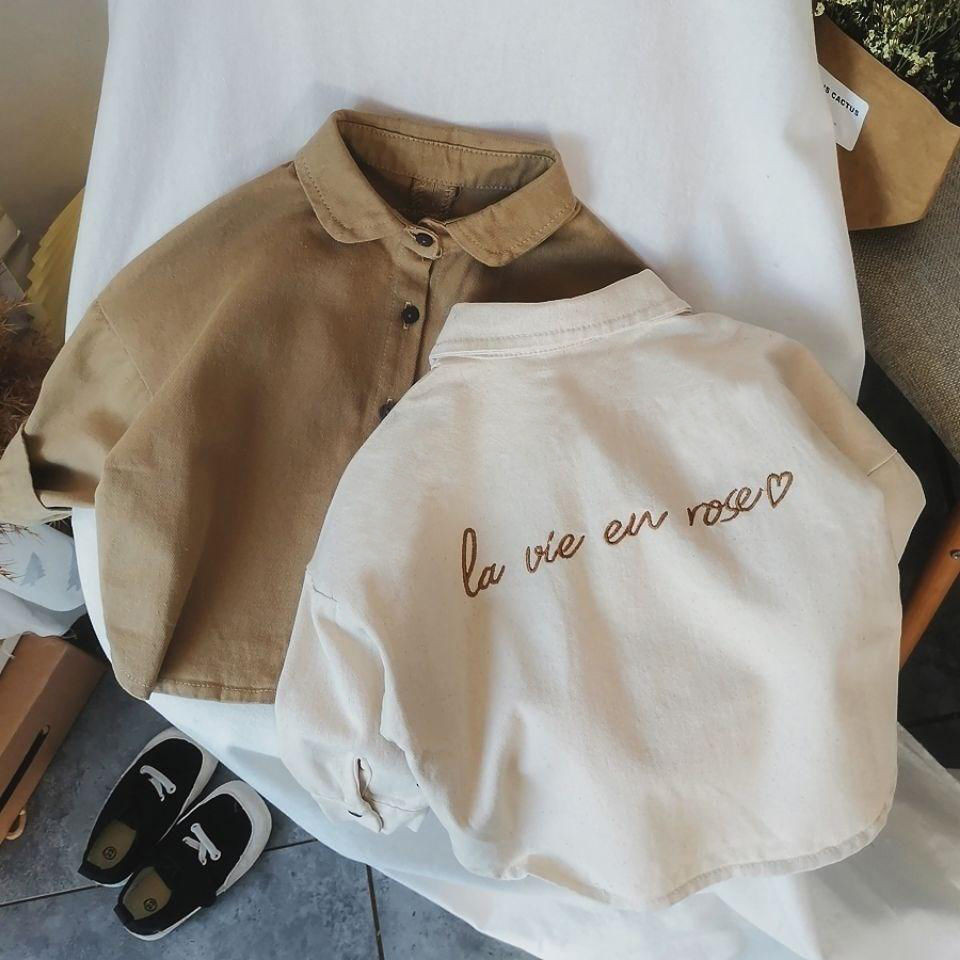 เสื้อเชิ้ตแขนยาวเด็กผู้ชายฤดูใบไม้ร่วงฤดูหนาวแฟชั่นสไตล์ใหม่เวอร์ชั่นเกาหลีผ้าฝ้ายแท้หลวมจดหมายเย็บปักถักร้อยแบบมือสบายๆ