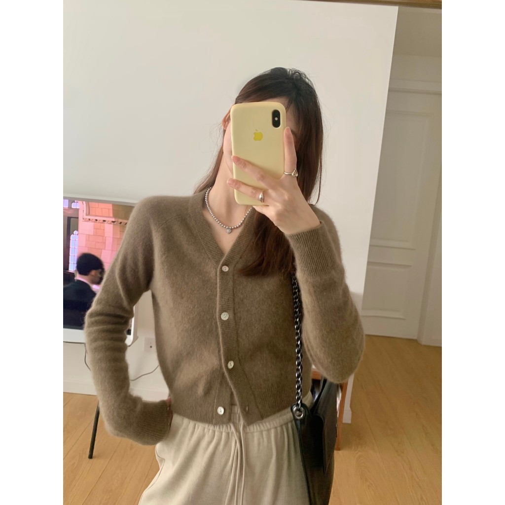 เสื้อสเวตเตอร์คาร์ดิแกนกำมะหยี่สีขาวนุ่มสำหรับผู้หญิงเสื้อแขนยาวคอวีถักแบบสั้นทรงหลวมใส่ด้านนอกสำหรับฤดูใบไม้ร่วงและฤดูหนาวจำ nvxs ของเรา