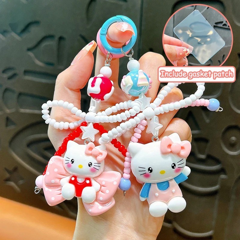 SANRIO ซานริโอ สวัสดี คิตตี้ สายคล้องโทรศัพท์อะนิเมะการ์ตูนคิตตี้โบว์ลูกปัดข้อมือเชือกเส้นเล็กสั้นกับคลิปกระเป๋าเป้สะพายหลังพวงกุญแจอุปกรณ์ของขวั