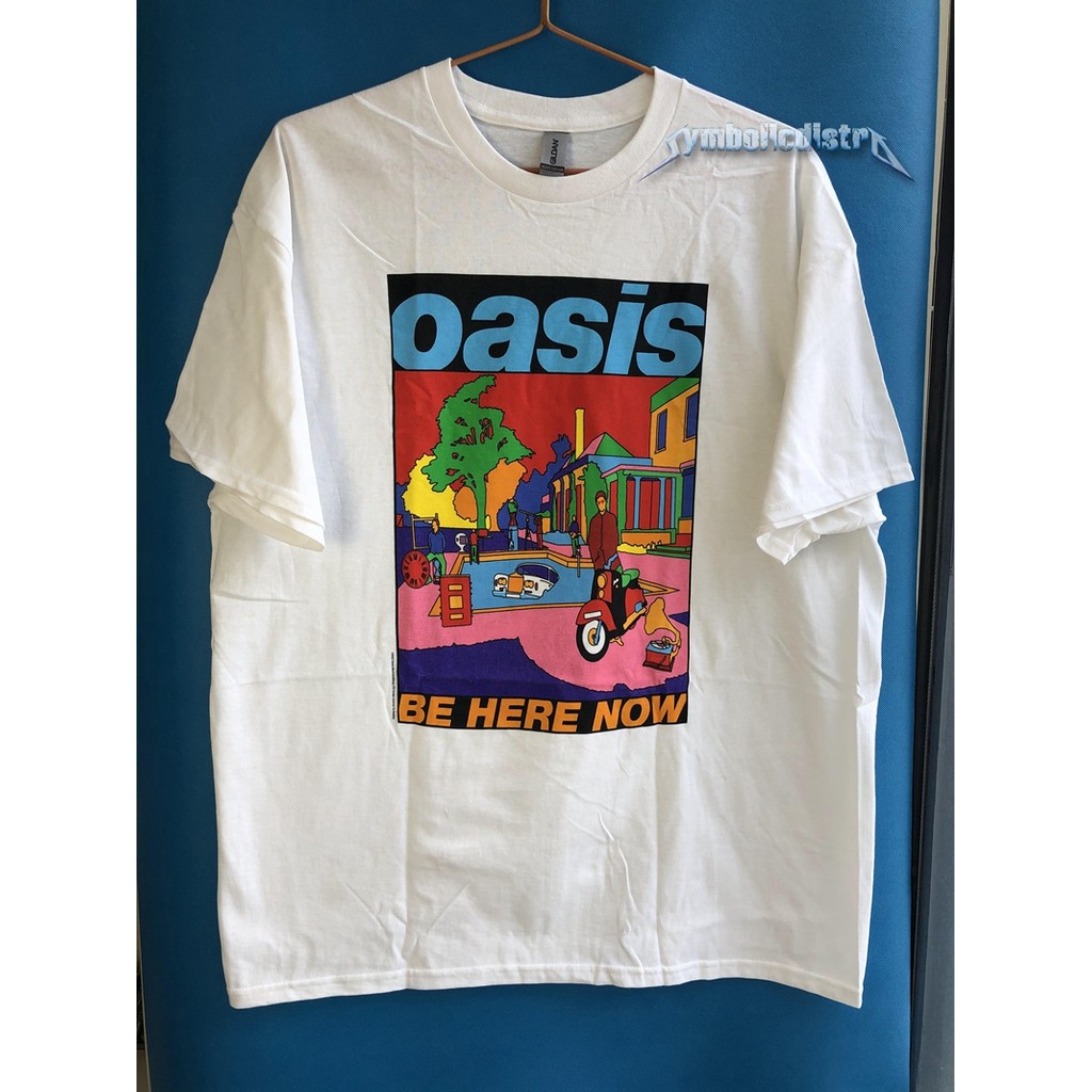 พร้อมสต็อก OASIS-BE HERE NOW ILLUSTRATION เสื้อยืดผ้าฝ้ายพิมพ์ลายสไตล์ใหม่ผู้ชายผู้หญิงแขนสั้น