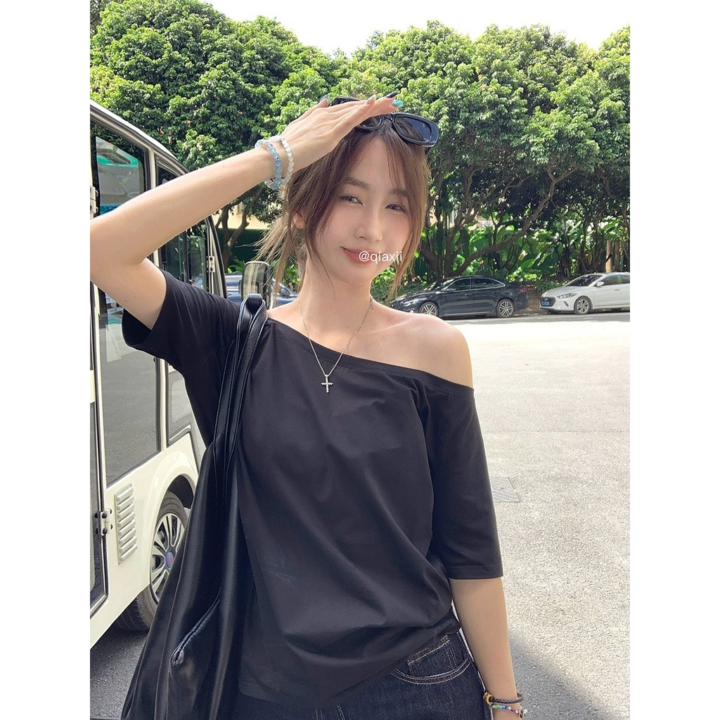 สไตล์เกาหลีสีทึบปิดไหล่เสื้อยืดผู้หญิงฤดูร้อนหลวมหนึ่งไหล่สไตล์อเมริกันเผ็ดสาวด้านบน