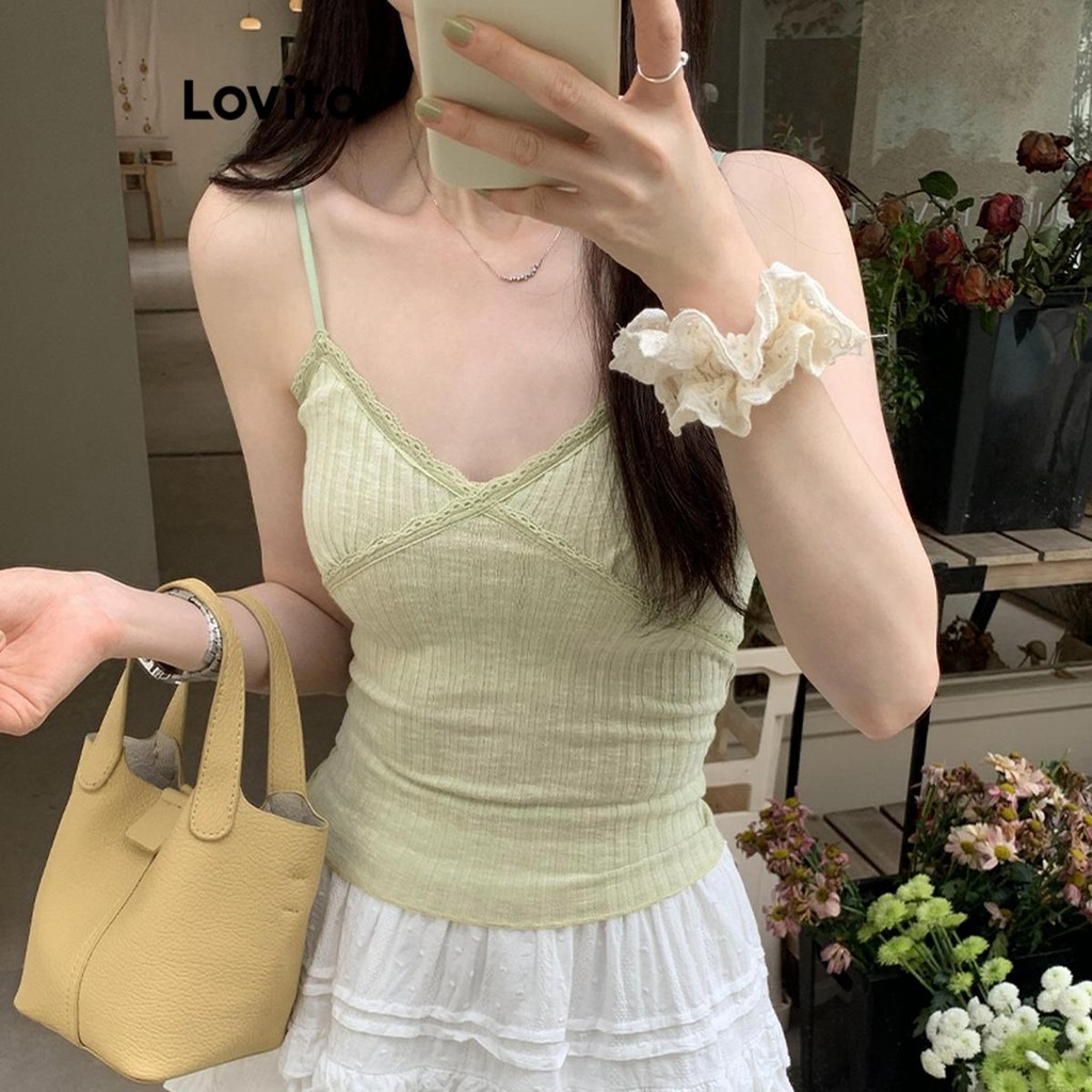 Lovito เสื้อสายเดี่ยวผู้หญิง เปิดไหล่ ลายดอกไม้ สไตล์ลำลอง LNA61044