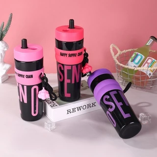 แก้วน้ำพลาสติกความจุ 950ML แก้ว แก้วน้ํา แถมลูกตุ้มตุ๊กตา! ออกแบบถอดล้างง่าย กันรั่ว 4 สีสัน