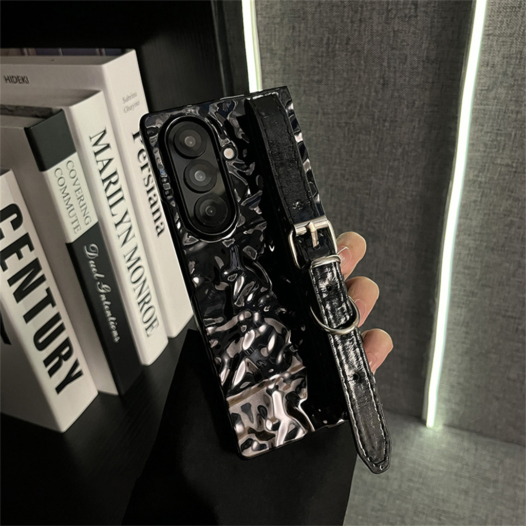 หรูหราเกาหลีชุบย่นรูปแบบสีดํากรณีสายรัดข้อมือแบบปรับได้สําหรับ Samsung Galaxy Z Fold7 Fold7 Z Fold7 