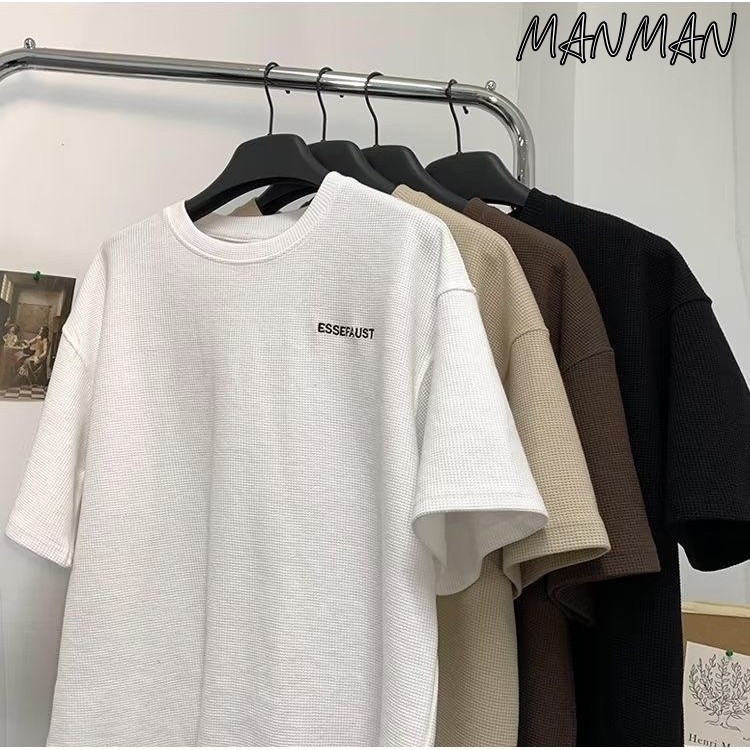 MANMAN เสื้อยืดผู้ชาย ผ้าวาฟเฟิลด์ คอกลมแขนสั้นผู้ชาย เสื้อพิมพ์ลายเรียบง่าย ชุดคู่รัก