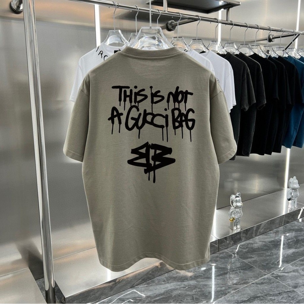 ฤดูร้อน bb Street Wear Graffiti Letter โลโก้พิมพ์ครึ่งแขนสไตล์ใหม่คู่หลวมผู้ชายผู้หญิง All-Match Casual Collar ป้าย
