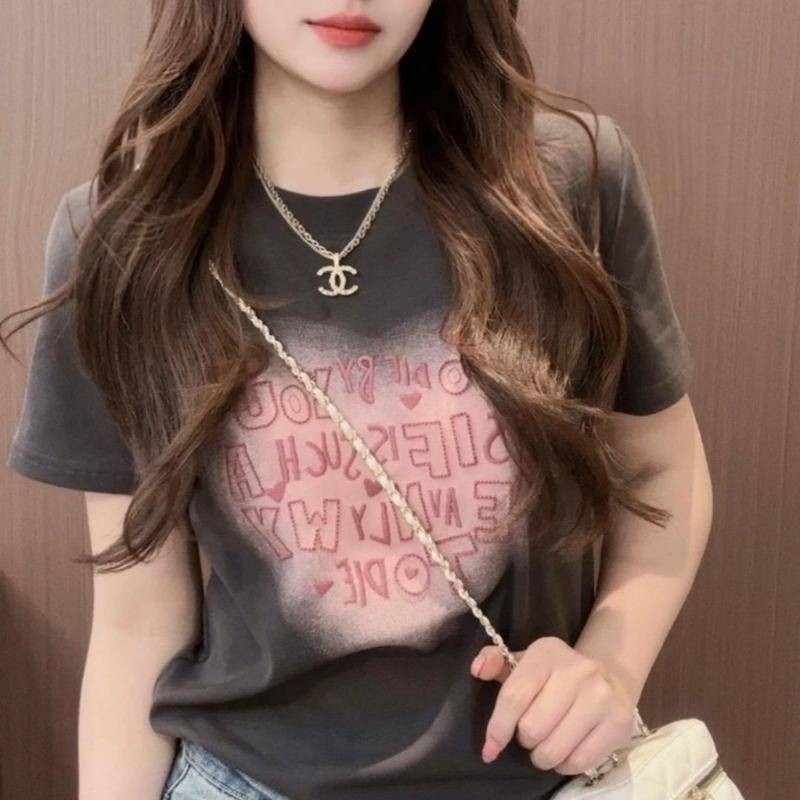Love Heart ตัวอักษร 2024 เสื้อยืดแขนสั้นสไตล์ใหม่ผู้หญิงแฟชั่นคอกลมลําลอง
