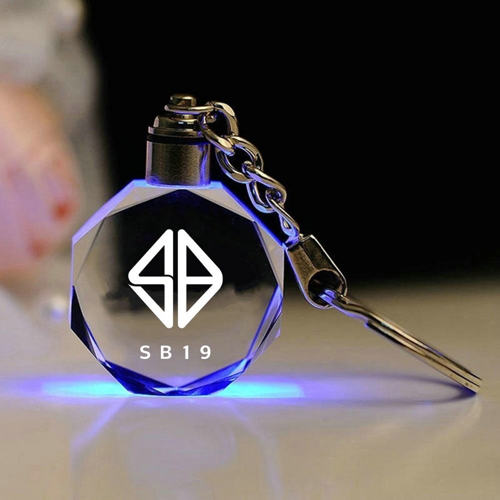 SB19 พวงกุญแจรถไฟ LED 7 สีคริสตัลที่กําหนดเองพวงกุญแจเหรียญรถจักรยานยนต์พวงกุญแจที่สวยงามส่วนบุคคล K
