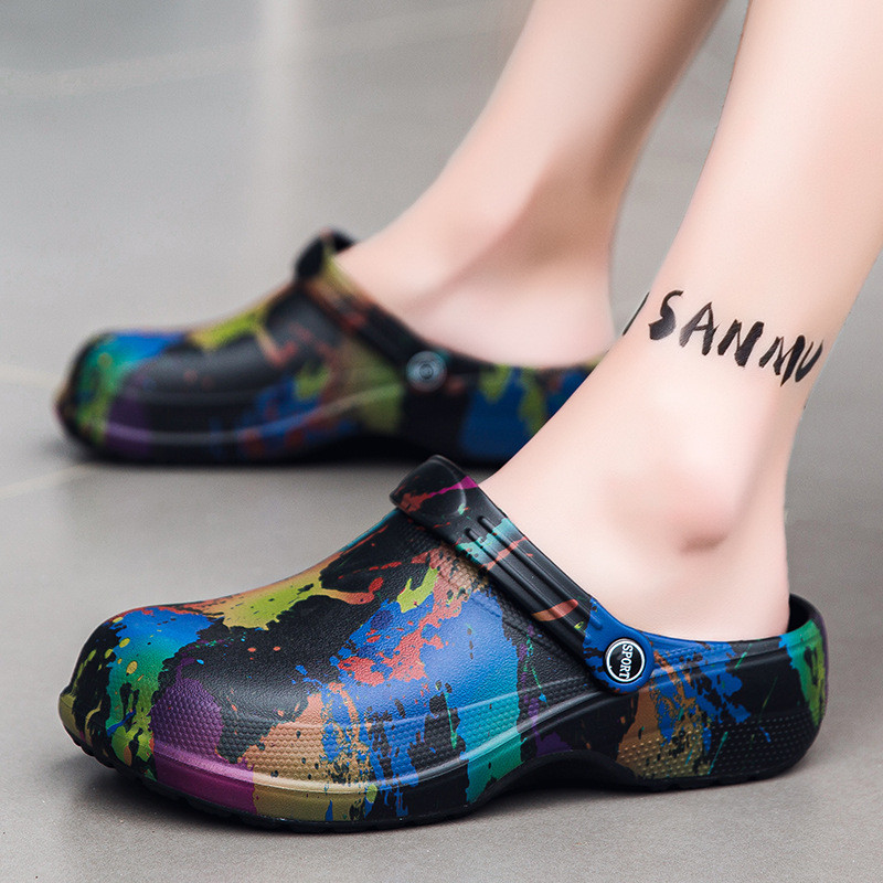 Hole Shoes Men Summer Toe-Covered รองเท้าแตะชายหาดพิมพ์ลาย