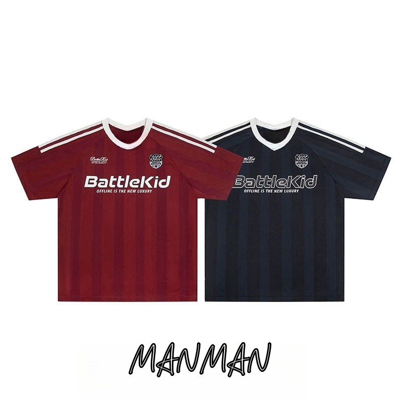 MANMAN แขนสั้นผู้ชาย เสื้อยืดสตรี คอวี แบบหลวม ลายทาง แขนเสื้อ ชุดคู่รัก