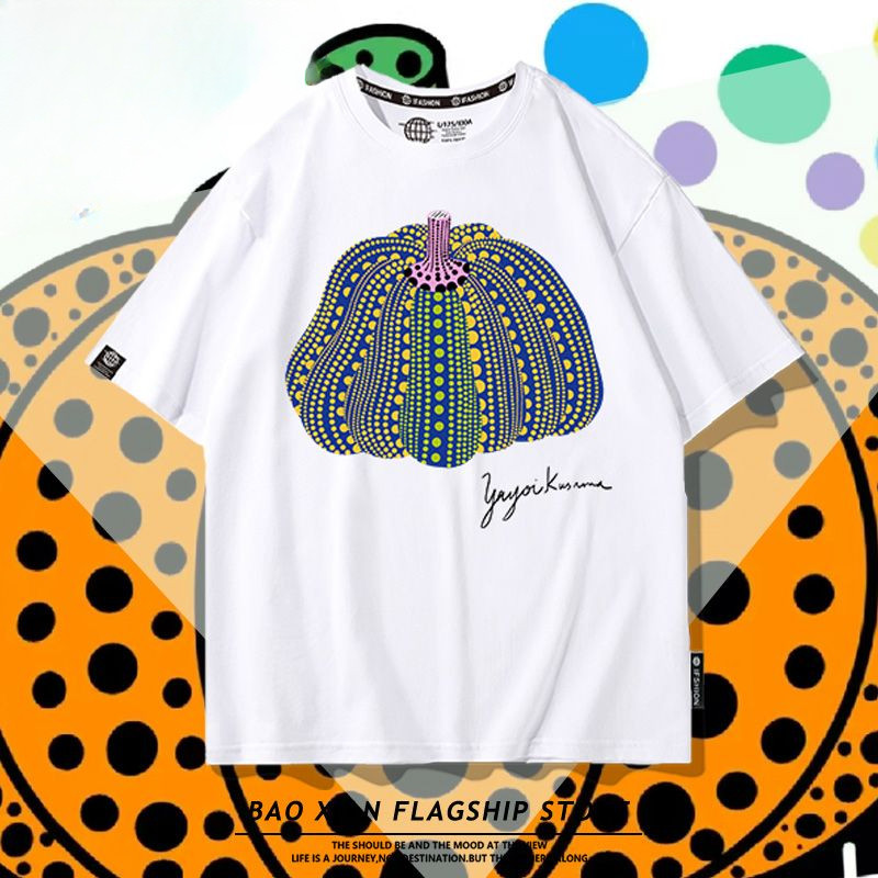 2025 เสื้อยืดแขนสั้นฟักทองลายจุดสไตล์ใหม่ชาย Yayoi Kusama ศิลปินญี่ปุ่น