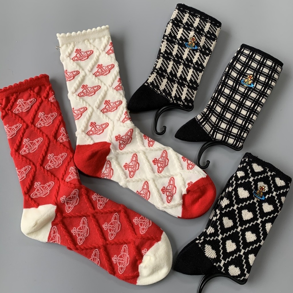 สินค้าใหม่ญี่ปุ่นสีแดงดาวเสาร์เย็บปักถักร้อยนูนปีใหม่อิน เบนมิง ปีกลางหลอดย้อนยุคสุภาพสตรีถุงเท้าลูกวัว