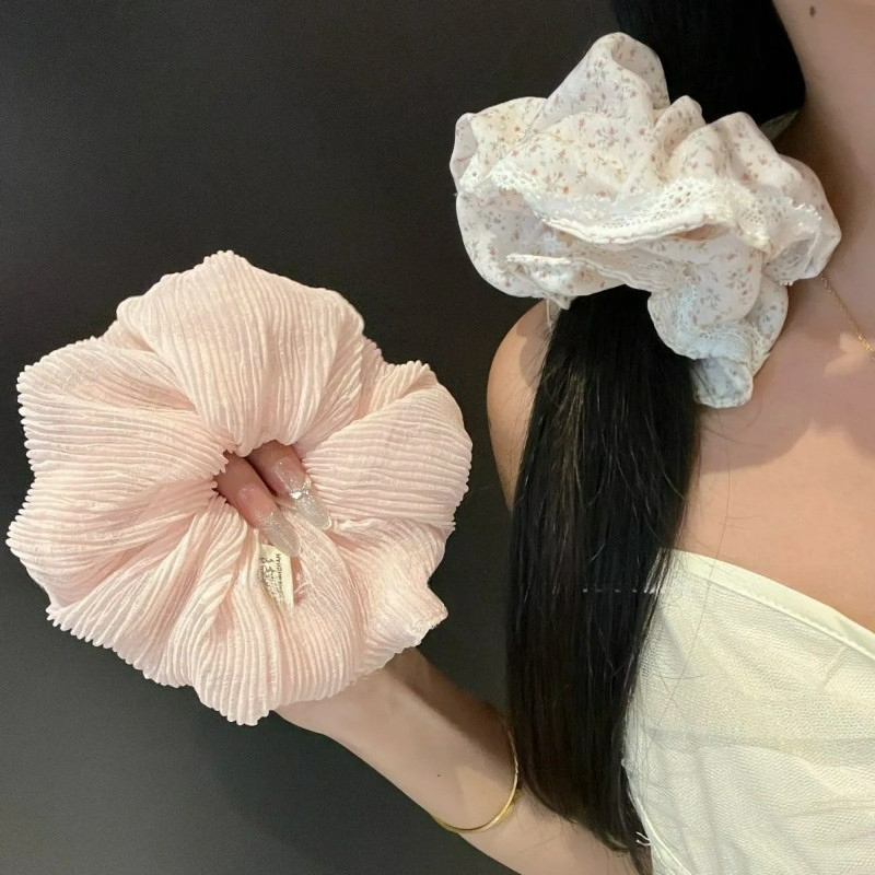 scrunchie สีชมพูพร้อมลายดอกไม้ พวงมาลัยผมสำหรับผู้หญิง