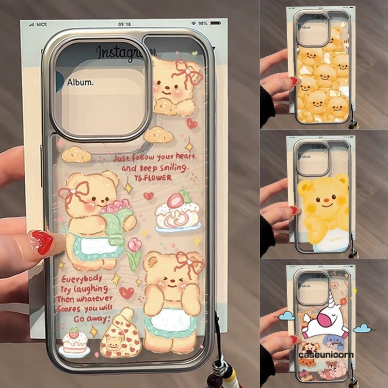 น่ารัก Winnie Luxury Stand สร้อยข้อมือชุบเลนส์กรอบปลอกสําหรับ IPhone 7Plus 11 15 13 12 14 Pro Max XR 7 8 15 Plus X Xs Max SE 2020 การ์ตูนตลกเนยหวานหมีกรณี