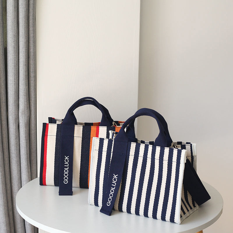 【NY】ญี่ปุ่น Niche Tote Bag ลายแฟชั่นแบบพกพาขนาดใหญ่ความจุ ins แฟ้มผ้าใบกระเป๋า All-Match Cross-Body หญิง