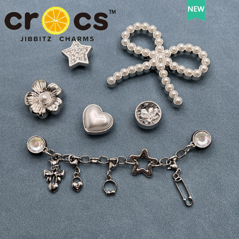 Jibbitz crocs charm โลหะ หัวเข็มขัดรองเท้า จระเข้ เนื้อเงิน เพชร โซ่ มุก โบว์ แฟชั่น รู อุปกรณ์เสริมรองเท้า จิ๊บบิท ตัวติดรองเท้า crocs
