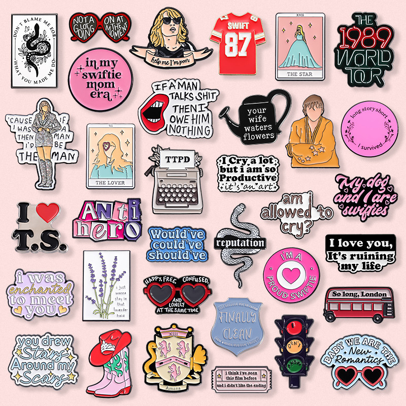 45 รูปแบบใหม่Taylor Swift เพลงอัลบั้มเข็มกลัดเพลงเนื้อเพลง Art ป้ายโลหะพัดลมของขวัญเสื้อผ้าแฟชั่น Pin เครื่องประดับอุปกรณ์เสริม