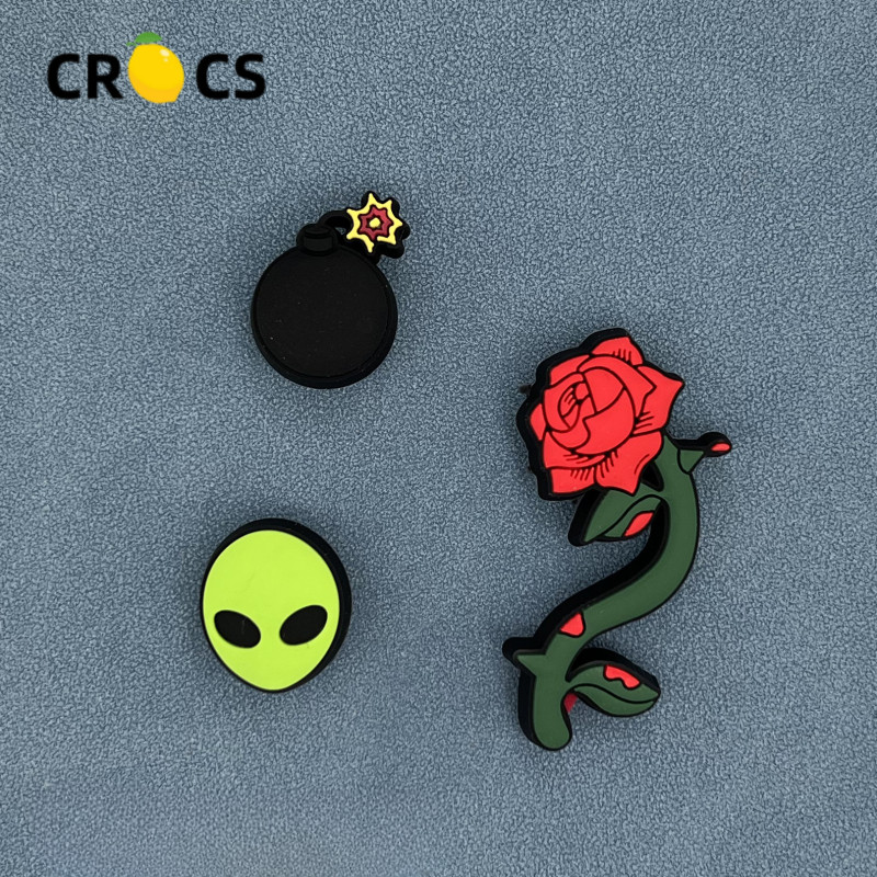 Crocs jibbitz charms รองเท้าดอกไม้อุปกรณ์เสริมรองเท้าดอกไม้ Carlo Chi รองเท้าหัวเข็มขัดอุปกรณ์เสริม Bomb Alien