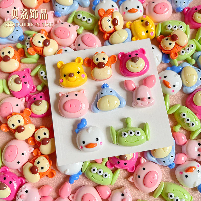 [100 ชิ้นพร้อมสต็อก] การ์ตูนสตรอเบอร์รี่หมีสามตาเด็กหมีพูห์ ทําเอง ครีมยางกิ๊บเคสโทรศัพท์รองเท้าหลุมสติกเกอร์รถเรซิ่นอุป