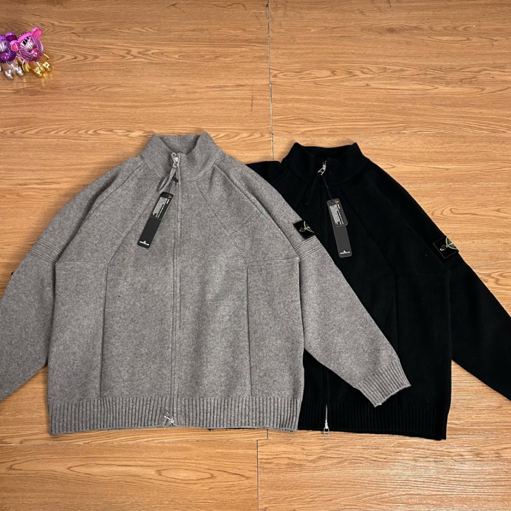 ST0NE lSL@ND เสื้อสเวตเตอร์ทรงหลวม คอปกตั้ง ซิป สีพื้น สำหรับ unisex