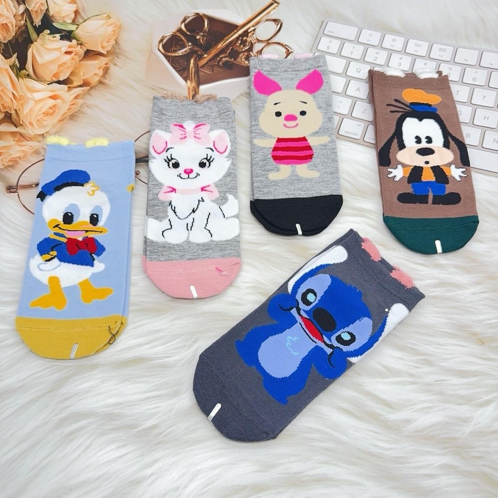 ถุงเท้าคุณภาพดี.  มีใบหน้า. หูเล็ก ๆ บนขนนก. ชุดน่ารักมาก.5คู่69บาท. เท้าผู้หญิงใส่ได้38-42