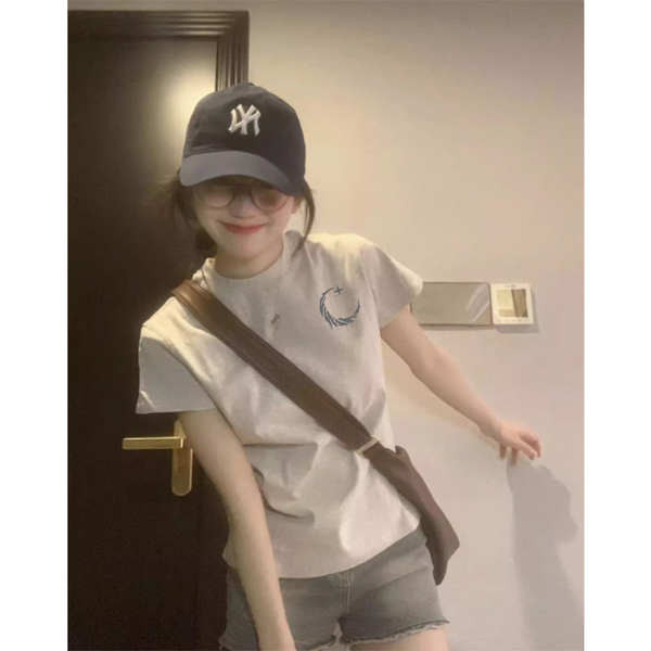 เสื้อยืด baby tee aimer เสื้อยืด เสื้อยืดแขนสั้นผู้หญิง ไหล่ของแท้ ออกแบบใหม่ สไตล์ summerslim-fit ก