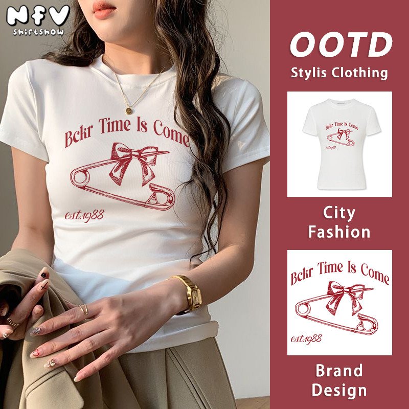 NFV แฟชั่นเกาหลีแขนสั้น🎀เสื้อยืดผู้หญิงฤดูร้อน ลายพิมพ์เข็มกลัดโบว์ คอกลม เซ็กซี่ YG2223