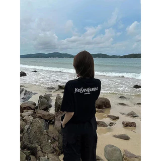 (ผ้าฝ้าย 100%) Luvoro 2025 เสื้อยืด Cotton oversize T-shirt unisex ลาย เนื้อผ้านุ่มระบายอากาศดี แขนสั้น เสื้อยืดสีดำและขาวสไตล์เกาหลีย้อนยุค สำหรับสตรี ทำจากผ้าฝ้ายแท้ 100% C1609
