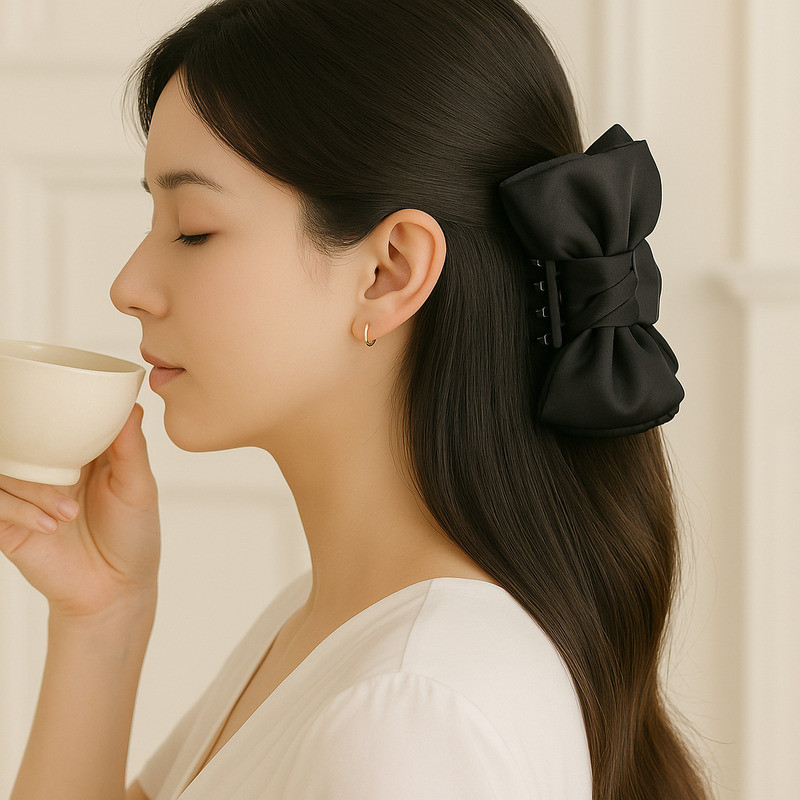 Konvy Black Reversible Bow Clip คอนวี่ กิ๊บหนีบผมขนาดใหญ่ โดดเด่นด้วยรูปทรงโบว์สีดำ. ราคา ถูกที่สุด ดีลบีเคเค แกลเลอรีภาพที่ 2