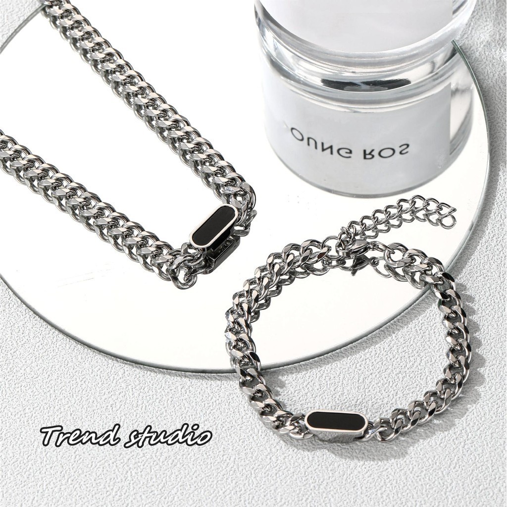 ชุดสร้อยคอและสร้อยข้อมือแฟชั่น มีให้เลือกสีดำและสีขาว ทั้งหมดทำจากเหล็กไทเทเนียมและจะไม่ซีดจาง สไตล์เกาหลี