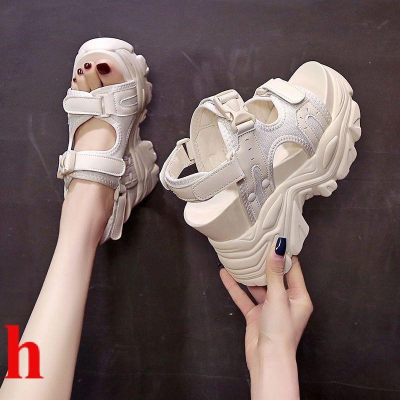 คนเล็ก Velcro กีฬาสไตล์รองเท้าแตะผู้หญิง 2024 ฤดูร้อนสไตล์ใหม่สบายๆหนา Soled Wedge-Heeled รองเท้าแตะปากปลาผู้หญิง