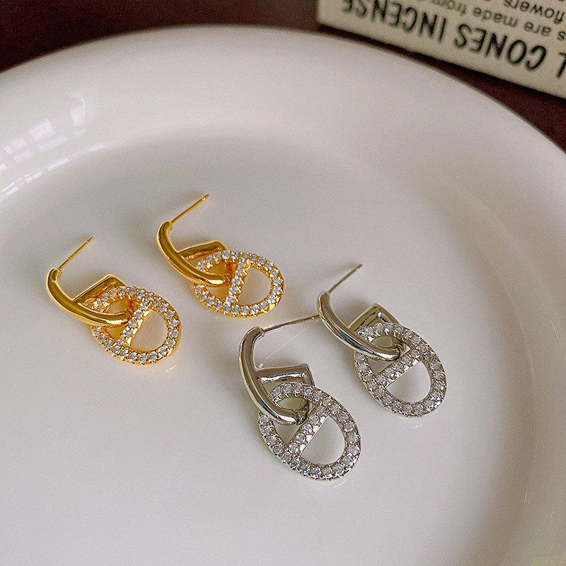 ต่างหู ทองแดงชุบ 18K ทองแท้ฝรั่งเศสย้อนยุค Micro-Inlaid Zircon ต่างหูตัวอักษรภาษาอังกฤษสุภาพสตรีเครื