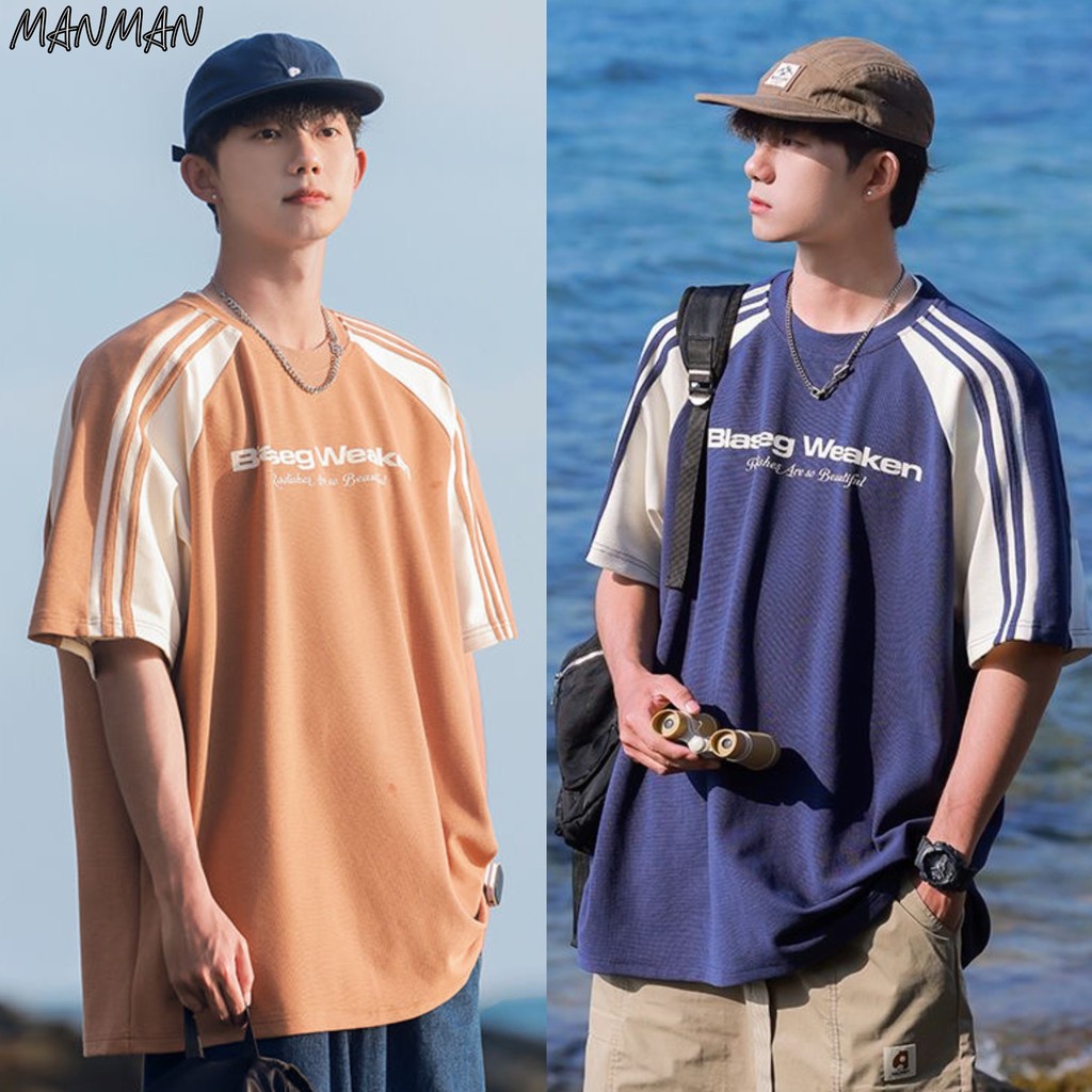 MANMAN เสื้อยืดผู้ชาย เสื้อคอกลม พิมพ์ลาย ลายทาง ตัวอักษร แขนสั้นลำลอง เลือกได้3สี