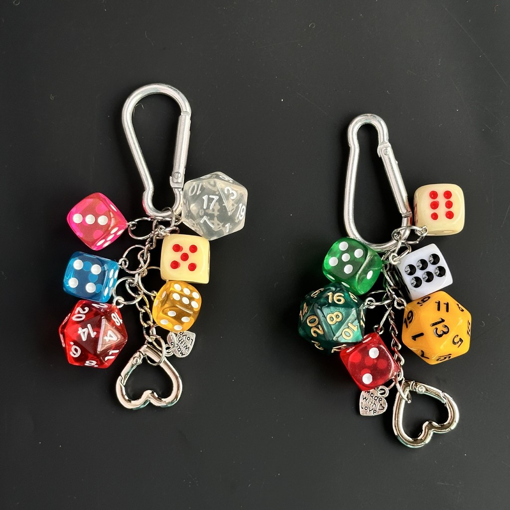 【TH การส่งมอบ 】จี้สุนัขเบสบอลจี้เรซิ่น พวกกุญแจ ห้อยกระเป๋า keychain จี้กระเป๋า พวงกุญแจรถ สร้างสรรค์เรซินลูกเต๋าพวงกุญแจ miu ผูกกระเป๋าแขวนสีชนกัน จี้อุปกรณ์ ins ลมวินเทจจี้ สามารถแขวนบนกระเป๋า miumiu/กระเป๋าหนัง/โทรศัพท์มือถือ/ของตกแต่งภายในรถยนต์/กุญแจ