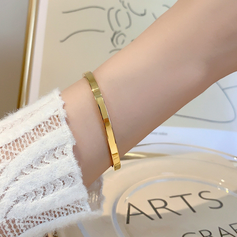 สร้อยข้อมือเหล็กไทเทเนียมพ่นสีทอง 18K แบบเรียบง่าย ทนทานต่อการโดนน้ำ พร้อมสำหรับเป็นของขวัญ