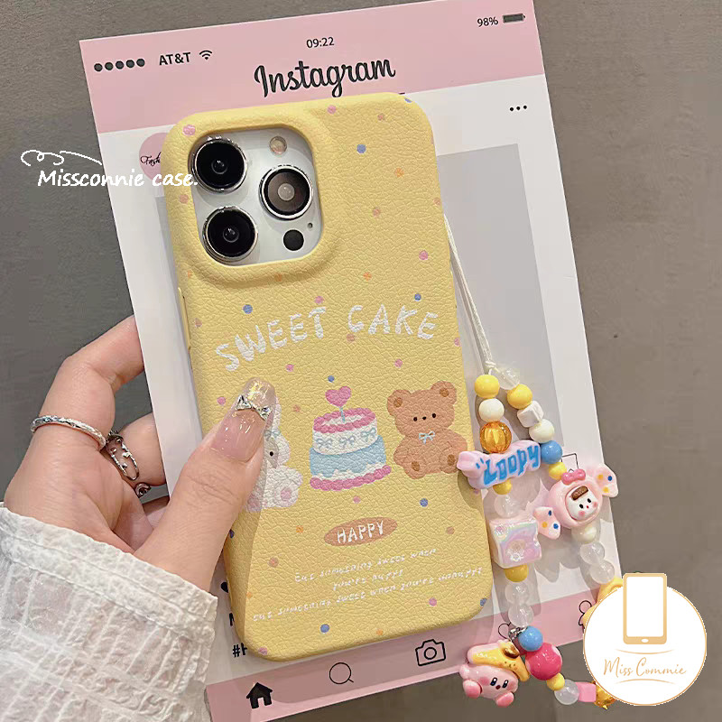 จุดการ์ตูนกระต่ายหมีเค้กbowknot GraffitiภาษาอังกฤษสําหรับIPhone 11 13 14 15 16 12 Pro Max 16 15 14 Plus 16Pro 15Proหรูหราลิ้นจี่หนังผิวรู้สึกกรณี