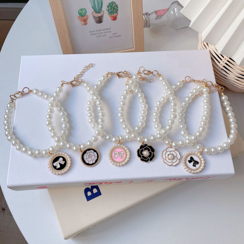 【สร้อยคอแบรนด์เนม】ปลอกคอไข่มุกแมวสุนัข - ดอกคาเมลเลียและโบว์สไตล์ Chanel ปรับขนาดได้ สำหรับสัตว์เลี้ยงพันธุ์เฉพาะ (ของแท้จากผ้าซาติน)
