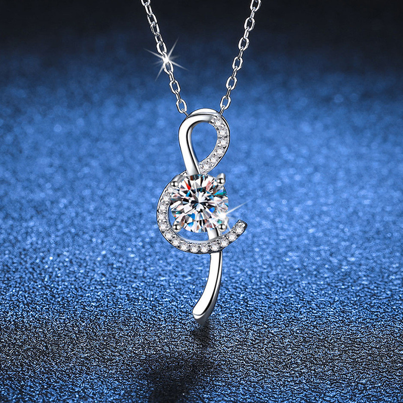 AIDA CHOSEN สร้อยคอพร้อมจี้ Moissanite Mossanq