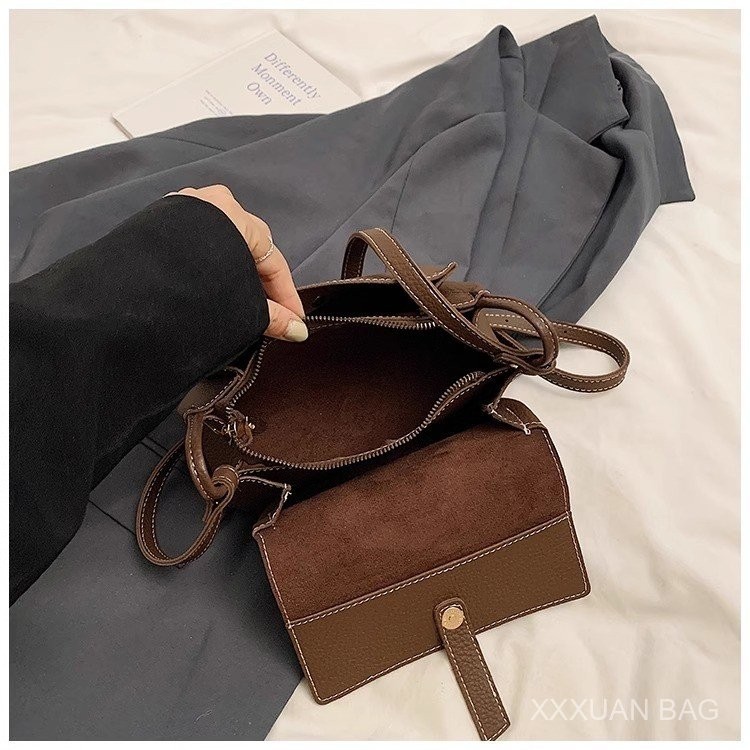 กระเป๋าสะพายผู้หญิง ปลอกหมอน วินเทจ มินิมอล 2025 วัสดุ PU ดีไซน์เรียบหรู มีน้ำเสียง ทุกชุดเข้ากันได้ สะพายไหล่/สะพายข้าง สีดำ/ขาว/น้ำตาล/กาแฟ แถมฟรี พวงกุญแจสวยๆ ทันสมัย สวยงาม - รูปที่ 7