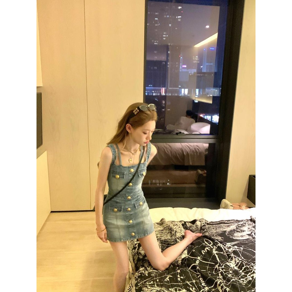[Mtt Selected Hot Sale] coolline ชุดกระโปรงยีนส์กระดุมทองรถมินิบัสของ Lin Zixijiu! ชุดเดรสสายเดี่ยวเก็บเอวเรียบหรู