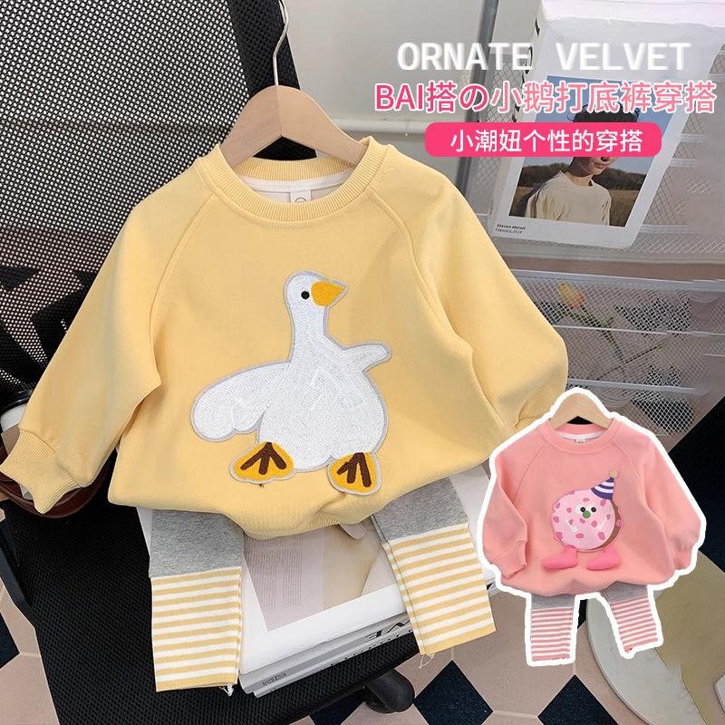 SALE หมดแล้วหมดเลย พร้อมส่ง ชุดเซ็ตกันหนาวเด็กหญิง สีเหลืองลายเป็ดเกับชมพูโดนัส กางเกงทรงเลกกิ้งค่ะ ค่อนข้างหนา