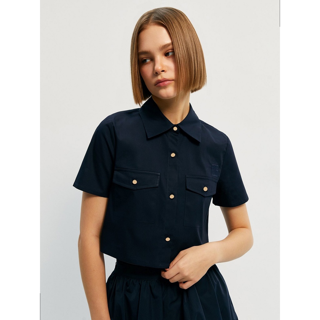 [Pomelo] เสื้อเชิ้ตแขนสั้นปักลาย PML Club / PML Club Embroidered Cropped Short Sleeve Button Shirt