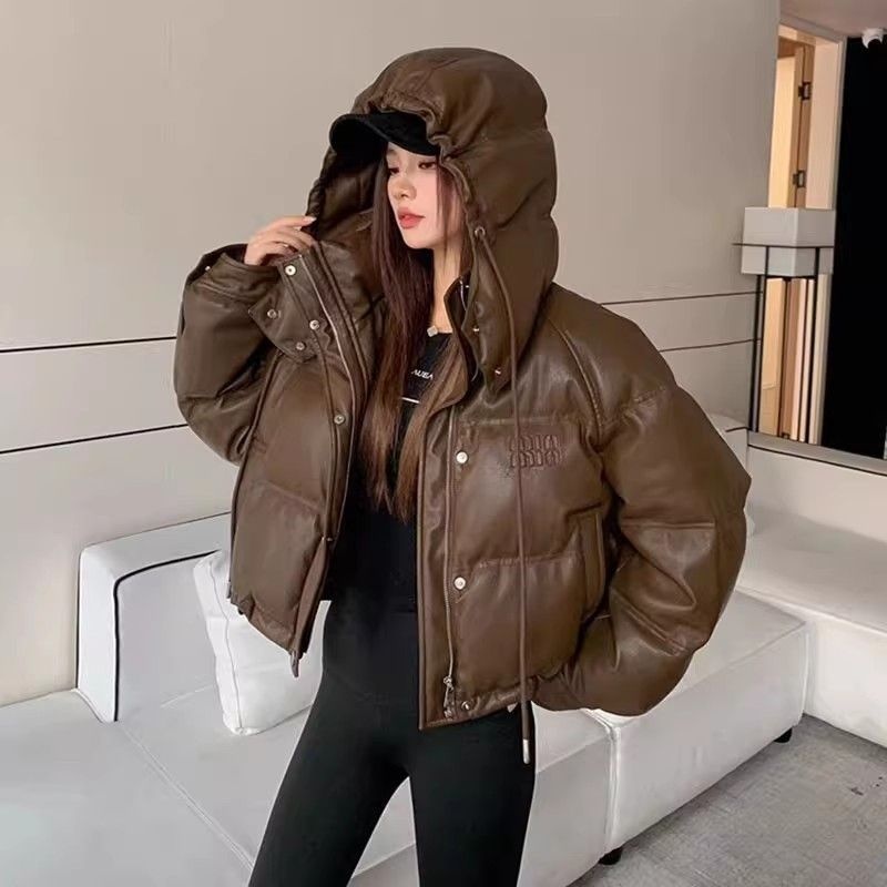 เสื้อแจ็คเก็ตมีฮู้ดหนัง PU ฤดูหนาวสั้นผู้หญิงหลวมแฟชั่นใหม่ Maillard Coat
